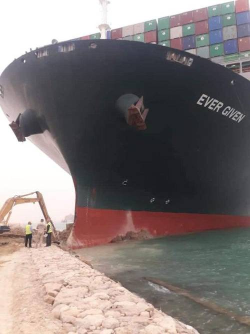 Isang napakalaking container ship ang natigil sa Suez Canal at nakaharang sa lahat ng trapiko sa mahalagang daluyan ng tubig